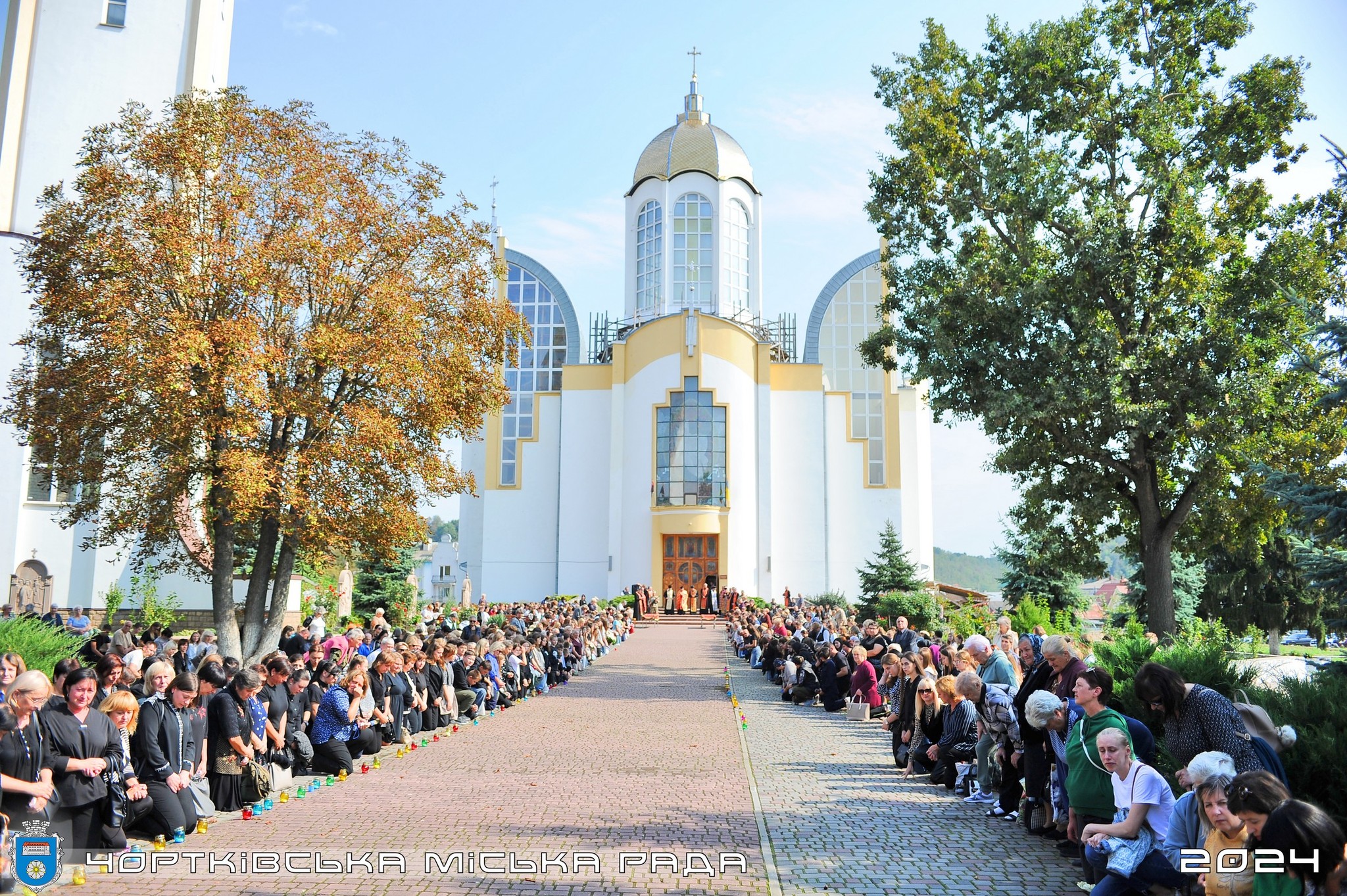 Новини Тернополя - фото з Чортків навколішки зустрів Героїв Павла Дмитраша та Бориса Василевича На зображенні може бути: храм