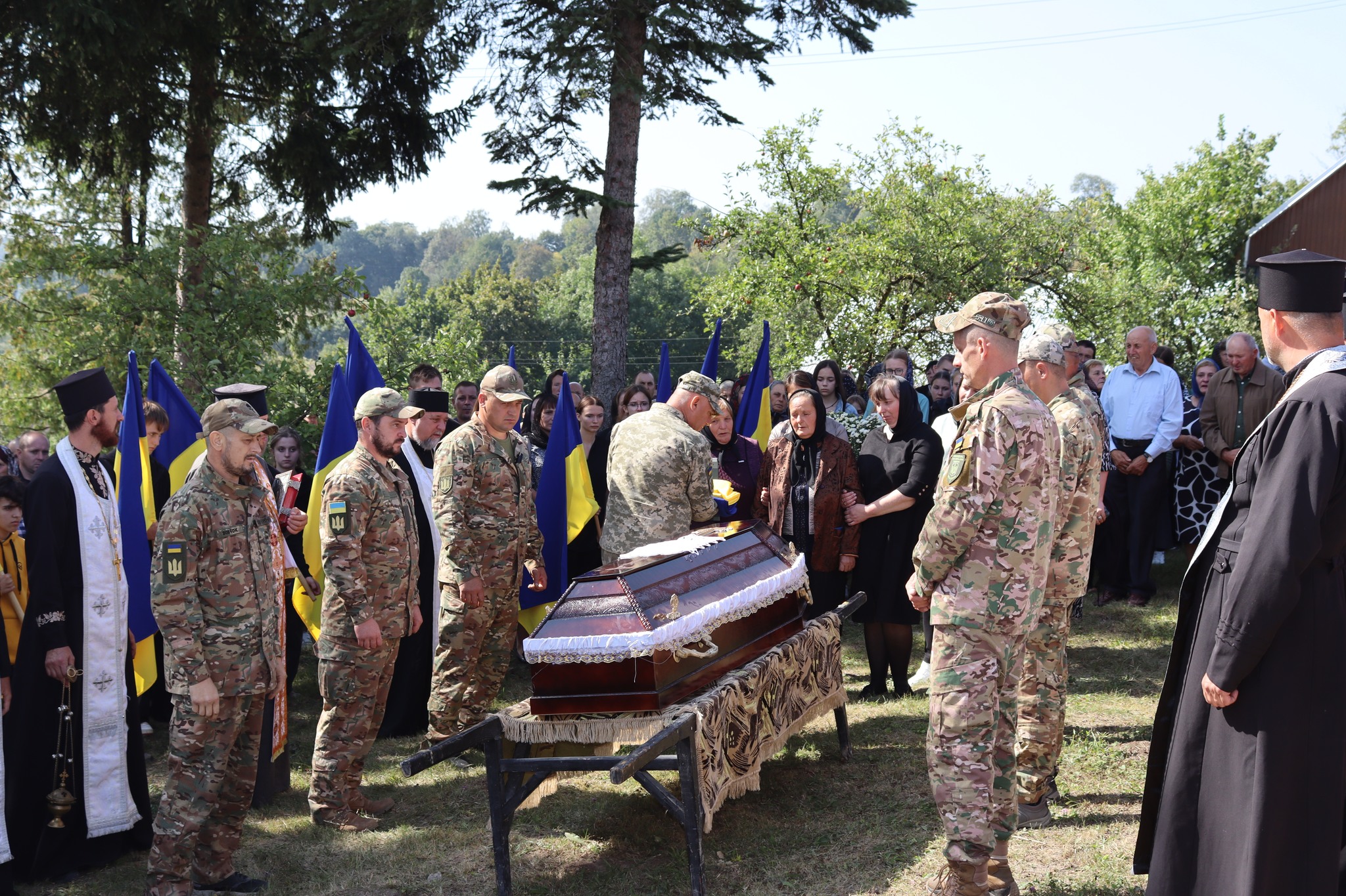 Новини Тернополя - фото з У Вишнівецькій громаді в один день прощались із захисниками Віталієм Болтиком та Ярославом Ковалем На зображенні може бути: 12 людей, могила невідомого солдата та текст