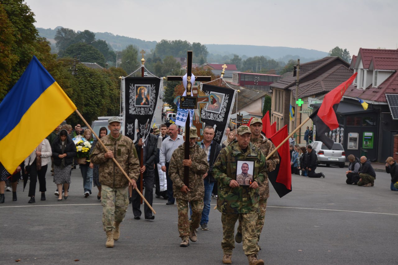 Новини Тернополя - фото з У Вишнівецькій громаді в один день прощались із захисниками Віталієм Болтиком та Ярославом Ковалем На зображенні може бути: 16 людей