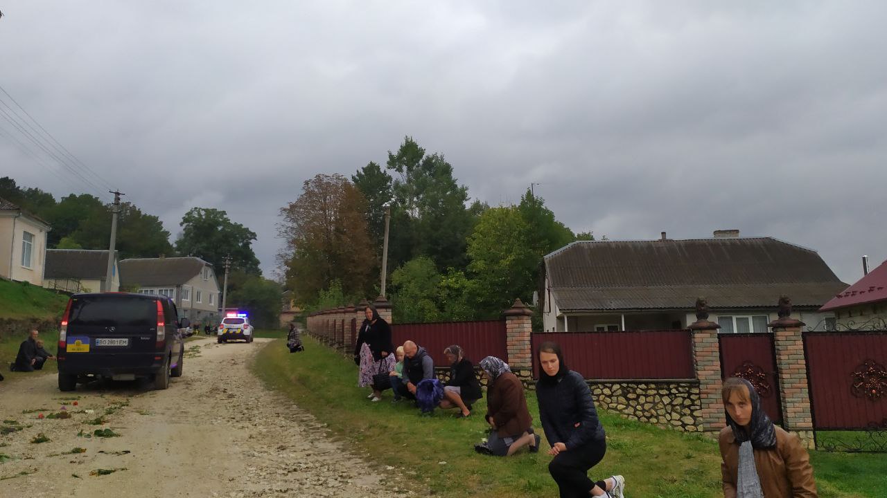 Новини Тернополя - фото з У Вишнівецькій громаді в один день прощались із захисниками Віталієм Болтиком та Ярославом Ковалем На зображенні може бути: 9 людей та трава