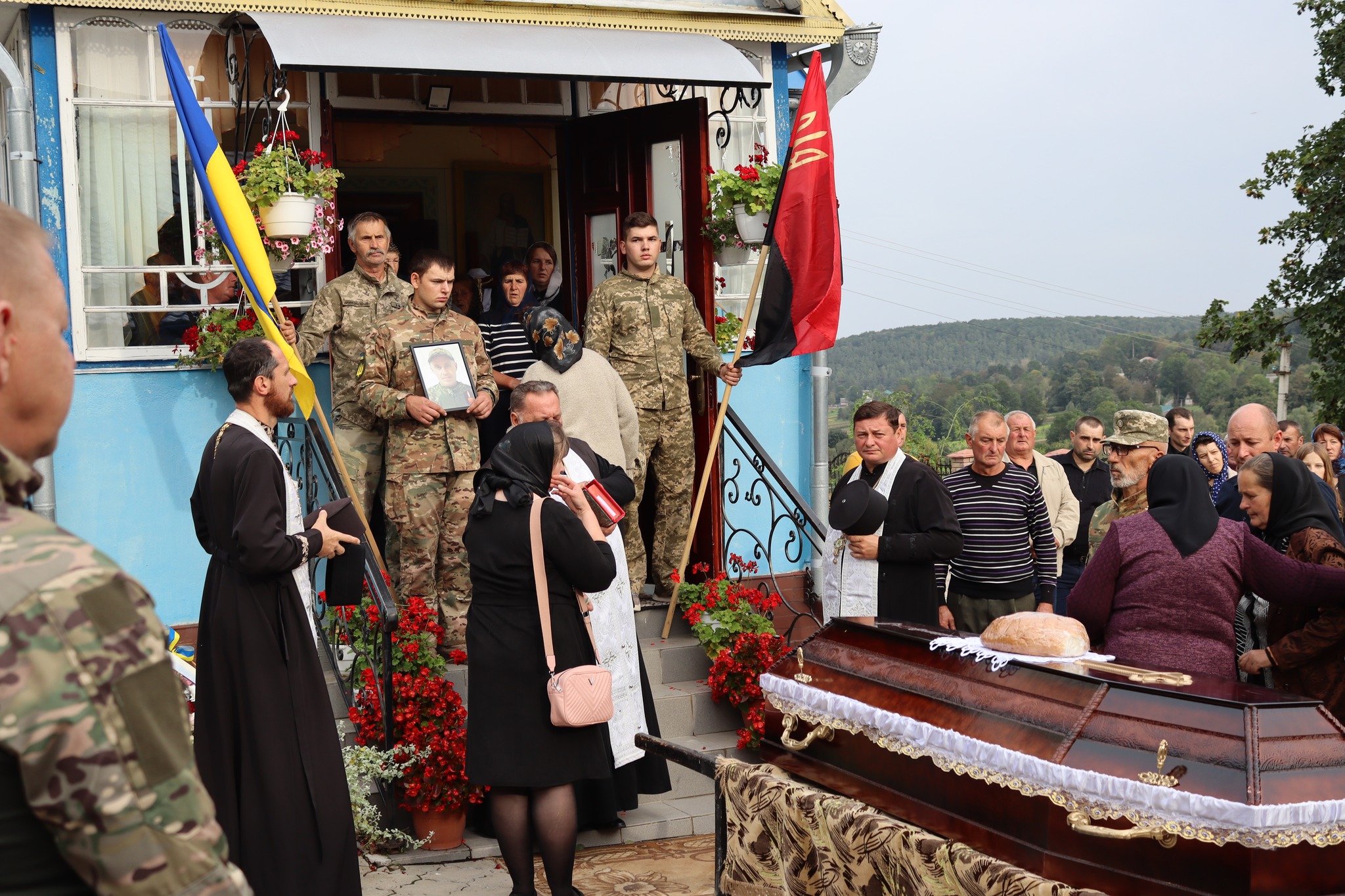 Новини Тернополя - фото з У Вишнівецькій громаді в один день прощались із захисниками Віталієм Болтиком та Ярославом Ковалем На зображенні може бути: 8 людей та текст