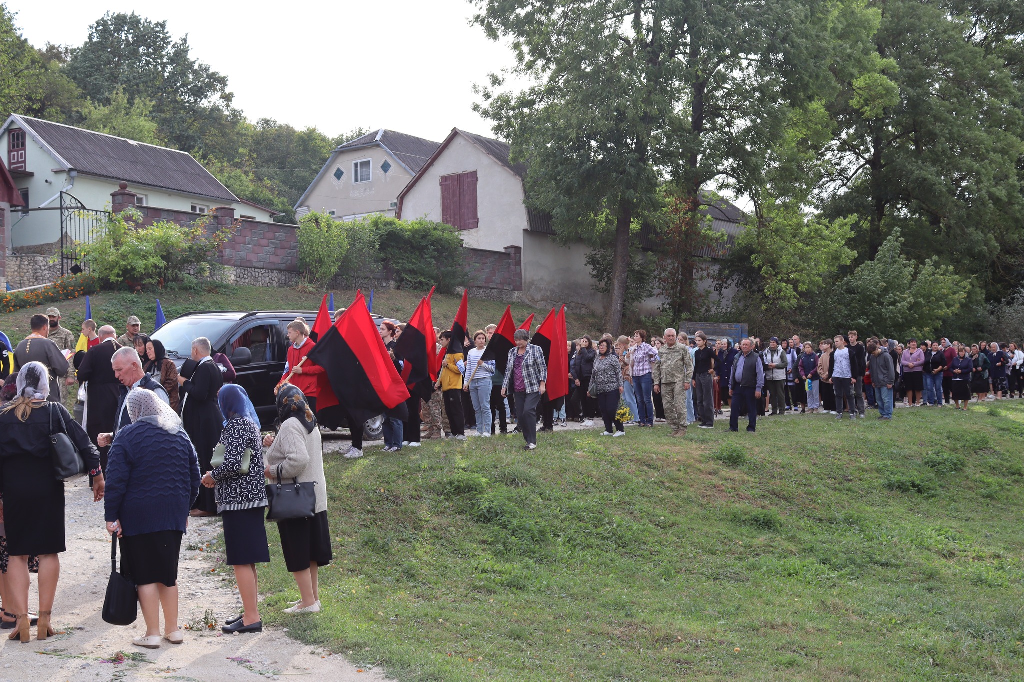 Новини Тернополя - фото з У Вишнівецькій громаді в один день прощались із захисниками Віталієм Болтиком та Ярославом Ковалем На зображенні може бути: 5 людей та натовп