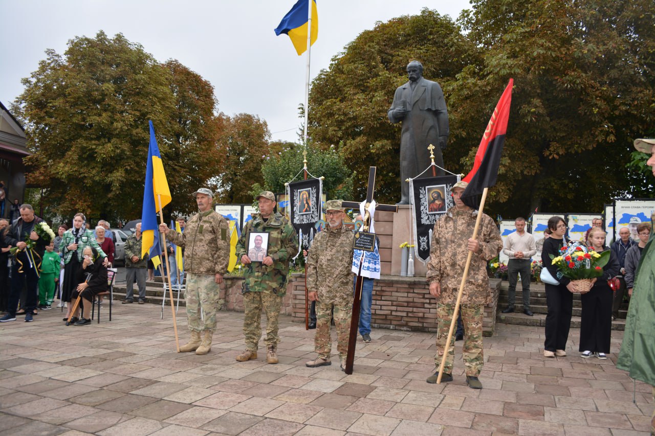 Новини Тернополя - фото з У Вишнівецькій громаді в один день прощались із захисниками Віталієм Болтиком та Ярославом Ковалем На зображенні може бути: 12 людей, Бранденбурзькі ворота та текст