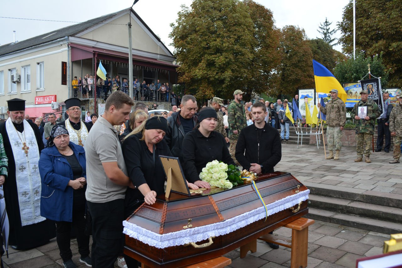 Новини Тернополя - фото з У Вишнівецькій громаді в один день прощались із захисниками Віталієм Болтиком та Ярославом Ковалем На зображенні може бути: 8 людей