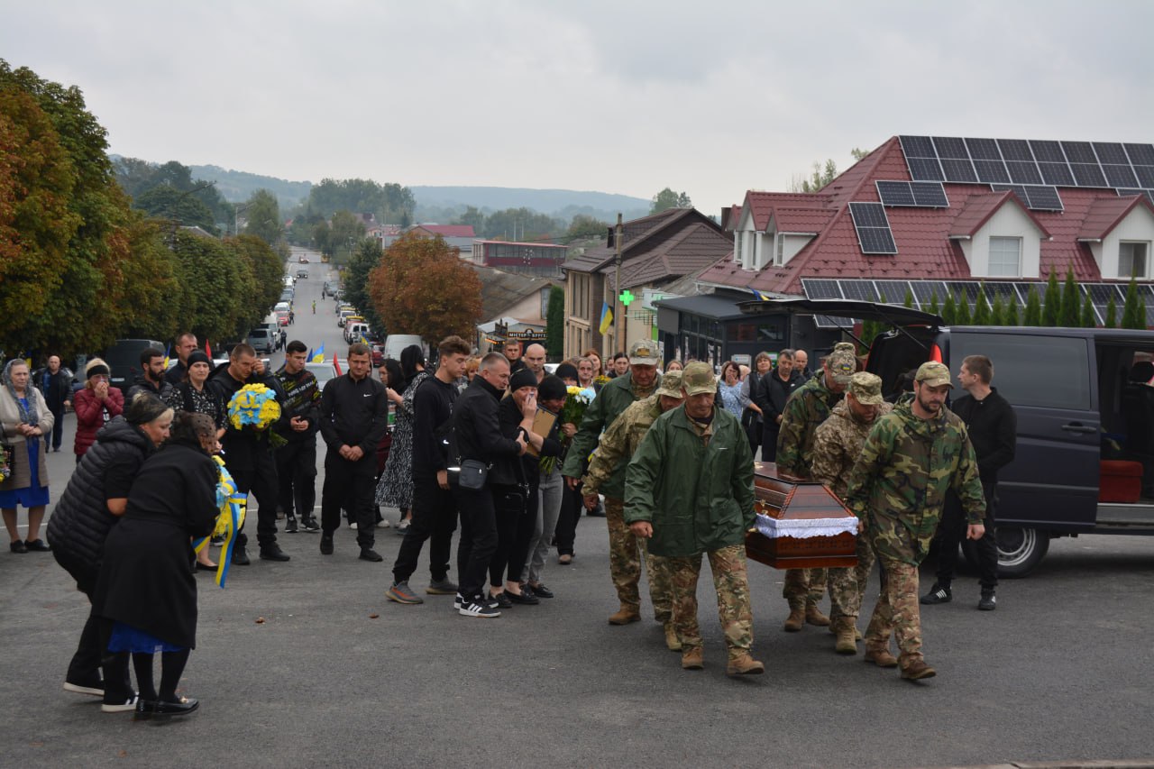 Новини Тернополя - фото з У Вишнівецькій громаді в один день прощались із захисниками Віталієм Болтиком та Ярославом Ковалем На зображенні може бути: 5 людей та натовп