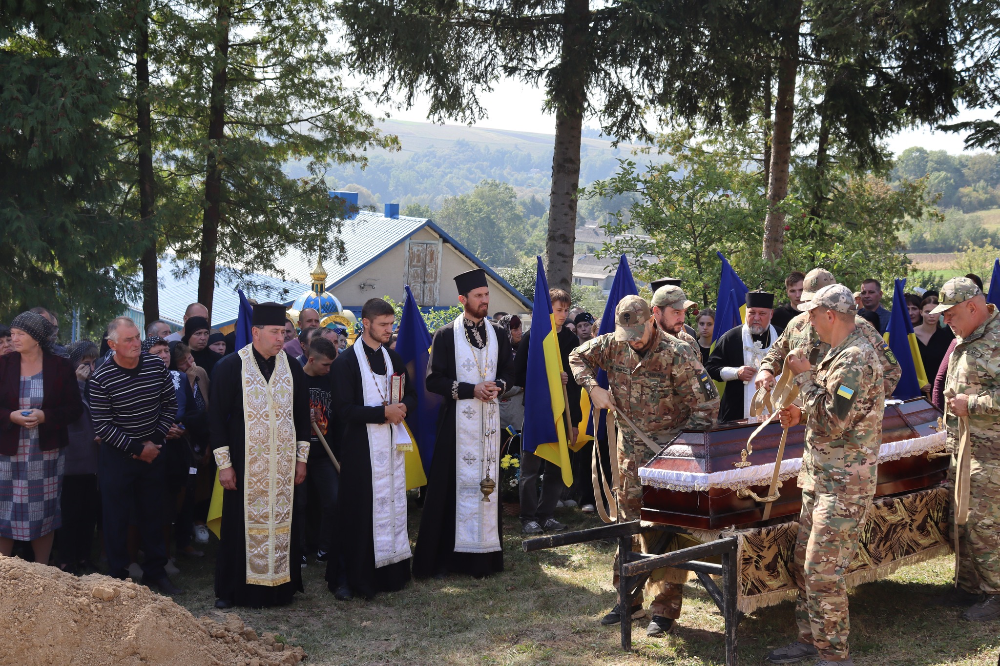 Новини Тернополя - фото з У Вишнівецькій громаді в один день прощались із захисниками Віталієм Болтиком та Ярославом Ковалем На зображенні може бути: 14 людей