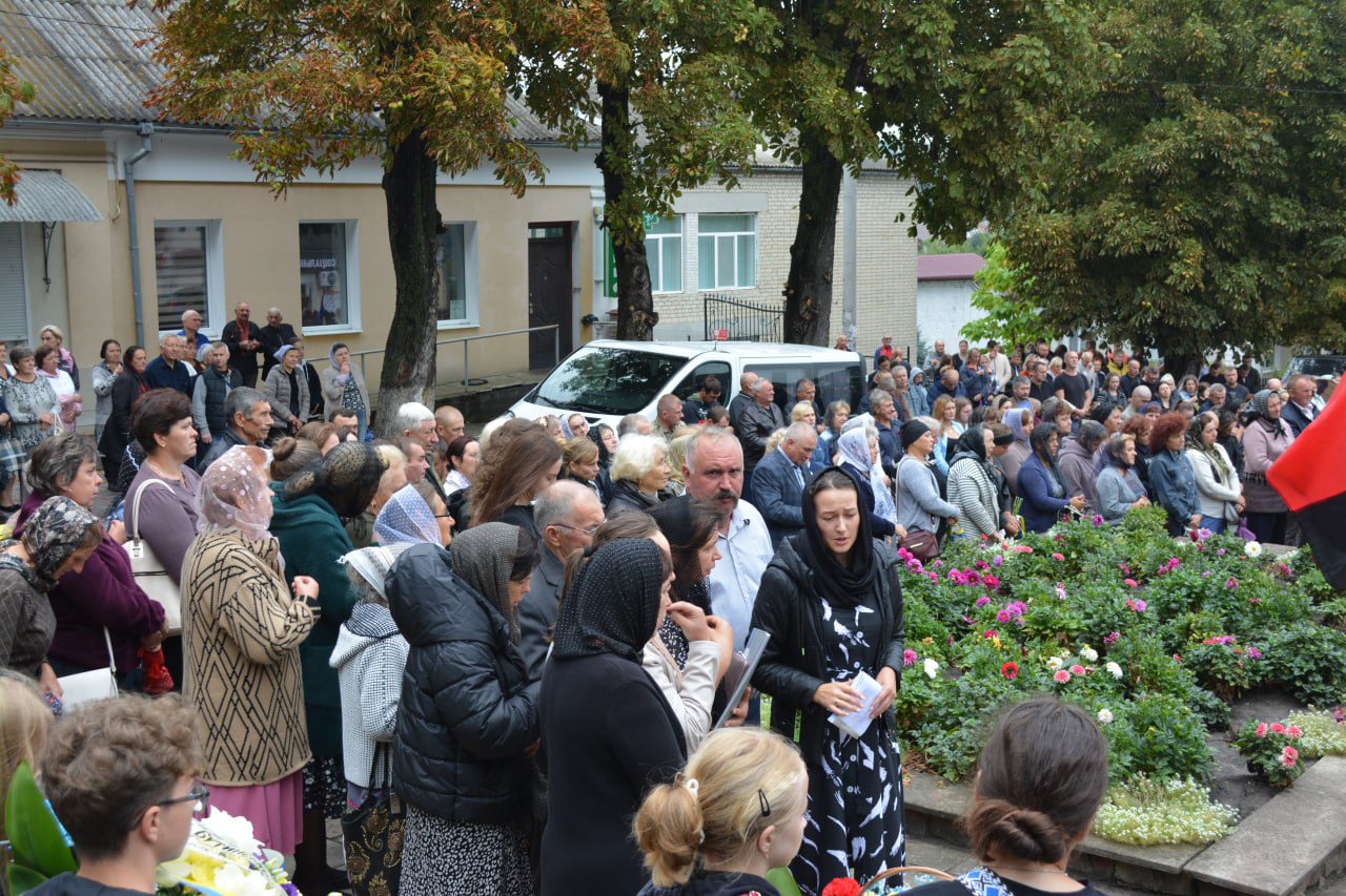 Новини Тернополя - фото з У Вишнівецькій громаді в один день прощались із захисниками Віталієм Болтиком та Ярославом Ковалем На зображенні може бути: 3 людини, натовп та текст