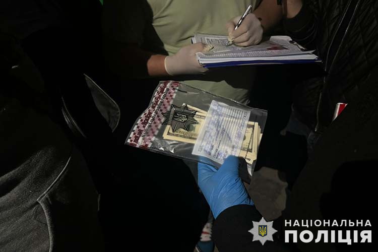Новини Тернополя - фото з Допомагав нелегально покинути країну військовозобов’язаним: тернополянину оголосили підозру 9000 доларів за безперешкодний перетин кордону: поліцейські тернопільщини затримали організатора незаконного бізнесу