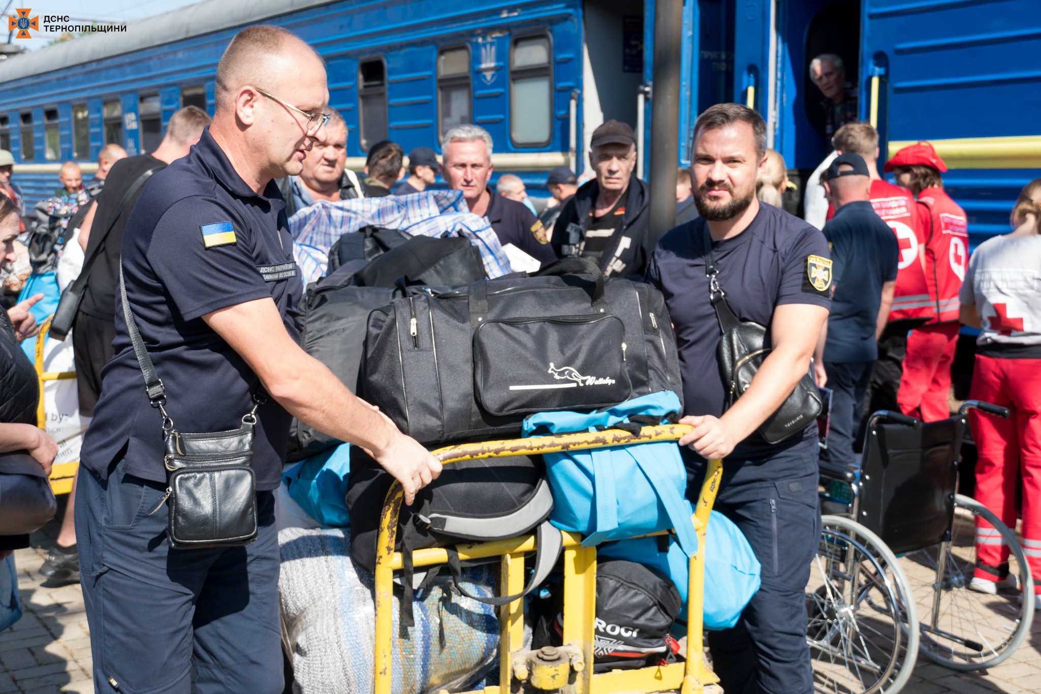 На зображенні може бути: 8 людей та текст