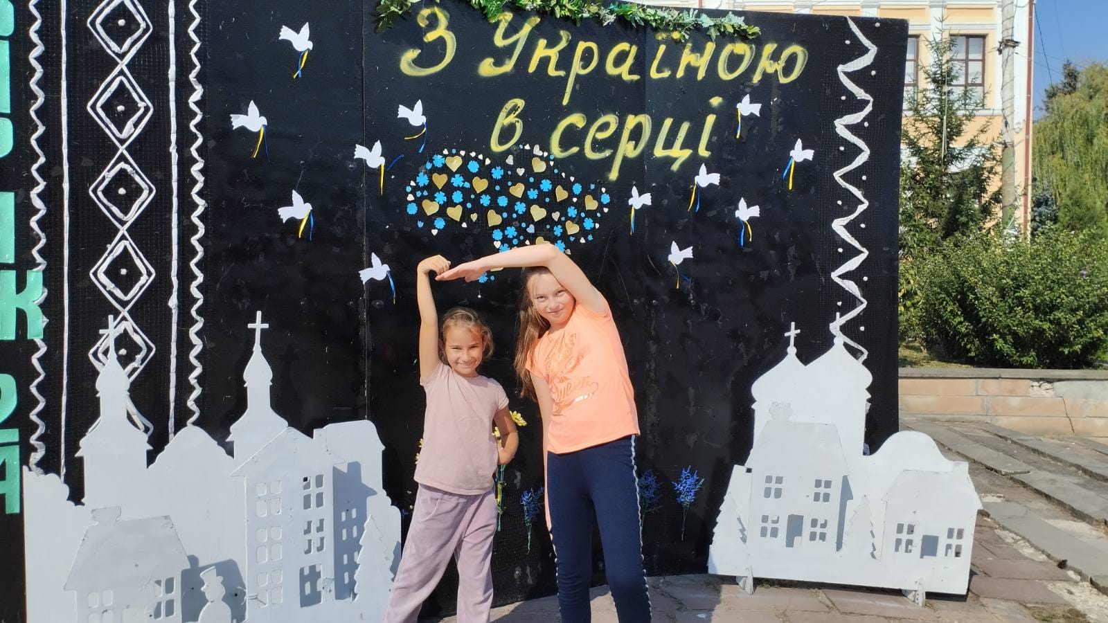 На зображенні може бути: 2 людини та текст