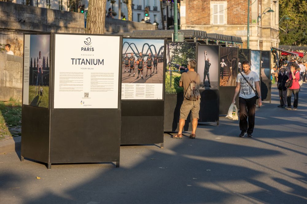 Новини Вінниці - фото з Незламні у Парижі: на набережній Сени розмістили фото Ромчика Олексіва