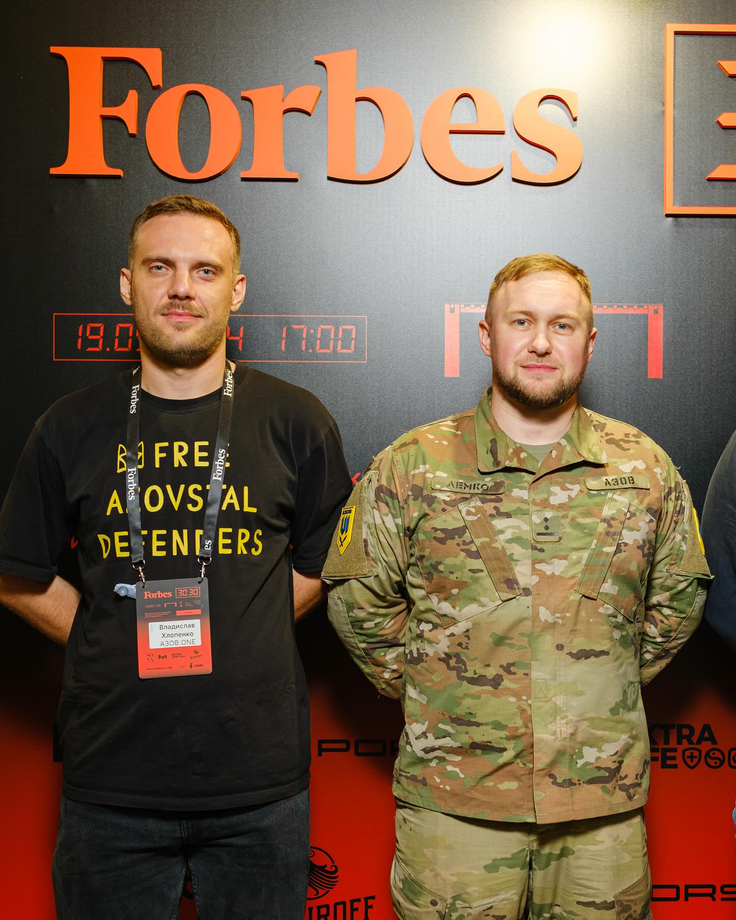 Новини Тернополя - фото з Командир батальйону «Азов», друг «Лемко» з Тернопільщини увійшов до списку лідерів майбутнього Forbes На зображенні може бути: 2 людини та текст