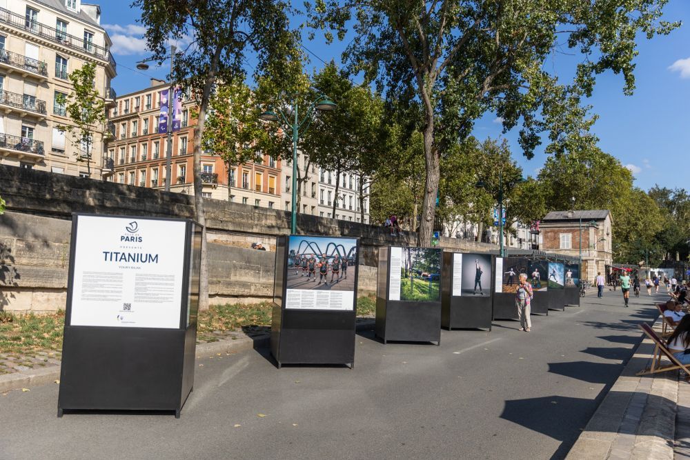 Новини Вінниці - фото з Незламні у Парижі: на набережній Сени розмістили фото Ромчика Олексіва