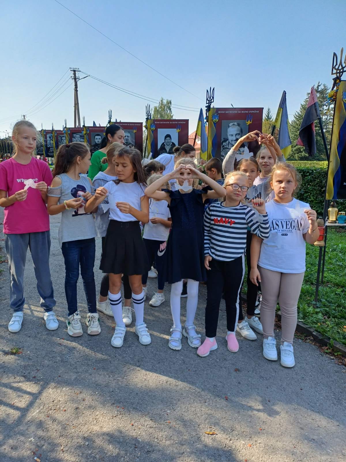 На зображенні може бути: 7 людей