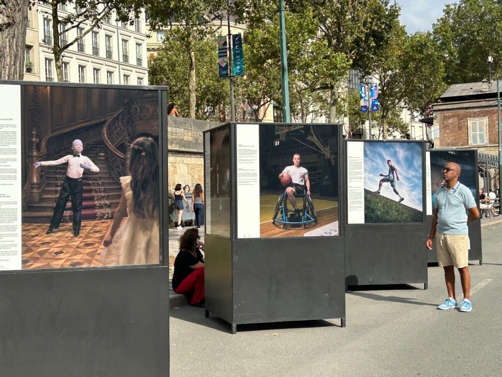 Новини Вінниці - фото з Незламні у Парижі: на набережній Сени розмістили фото Ромчика Олексіва