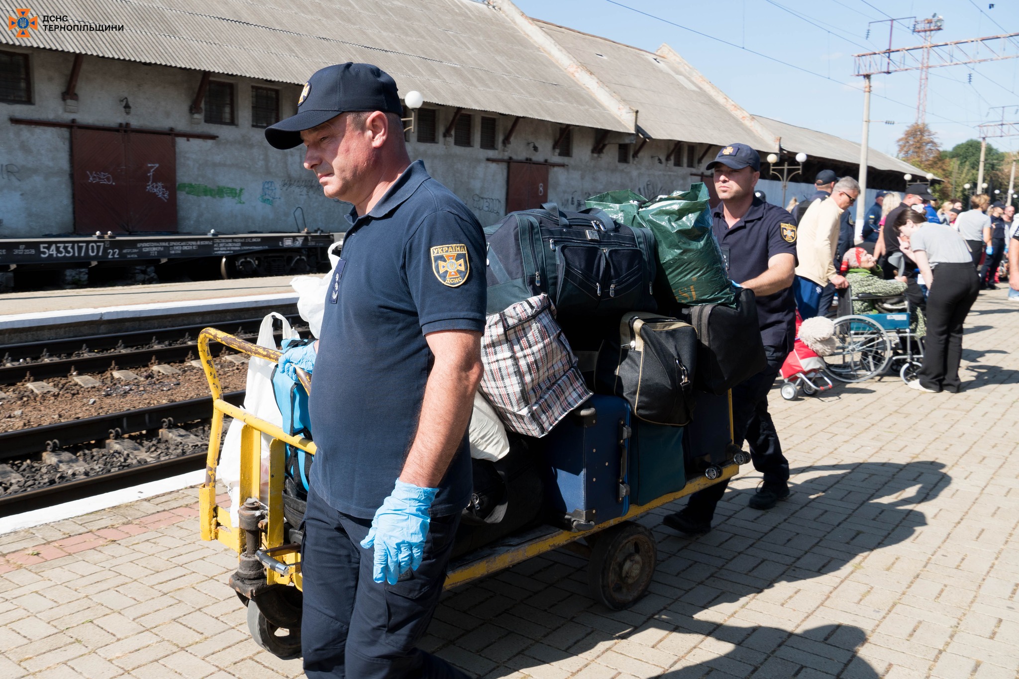 На зображенні може бути: 5 людей, потяг, швидка допомога та текст
