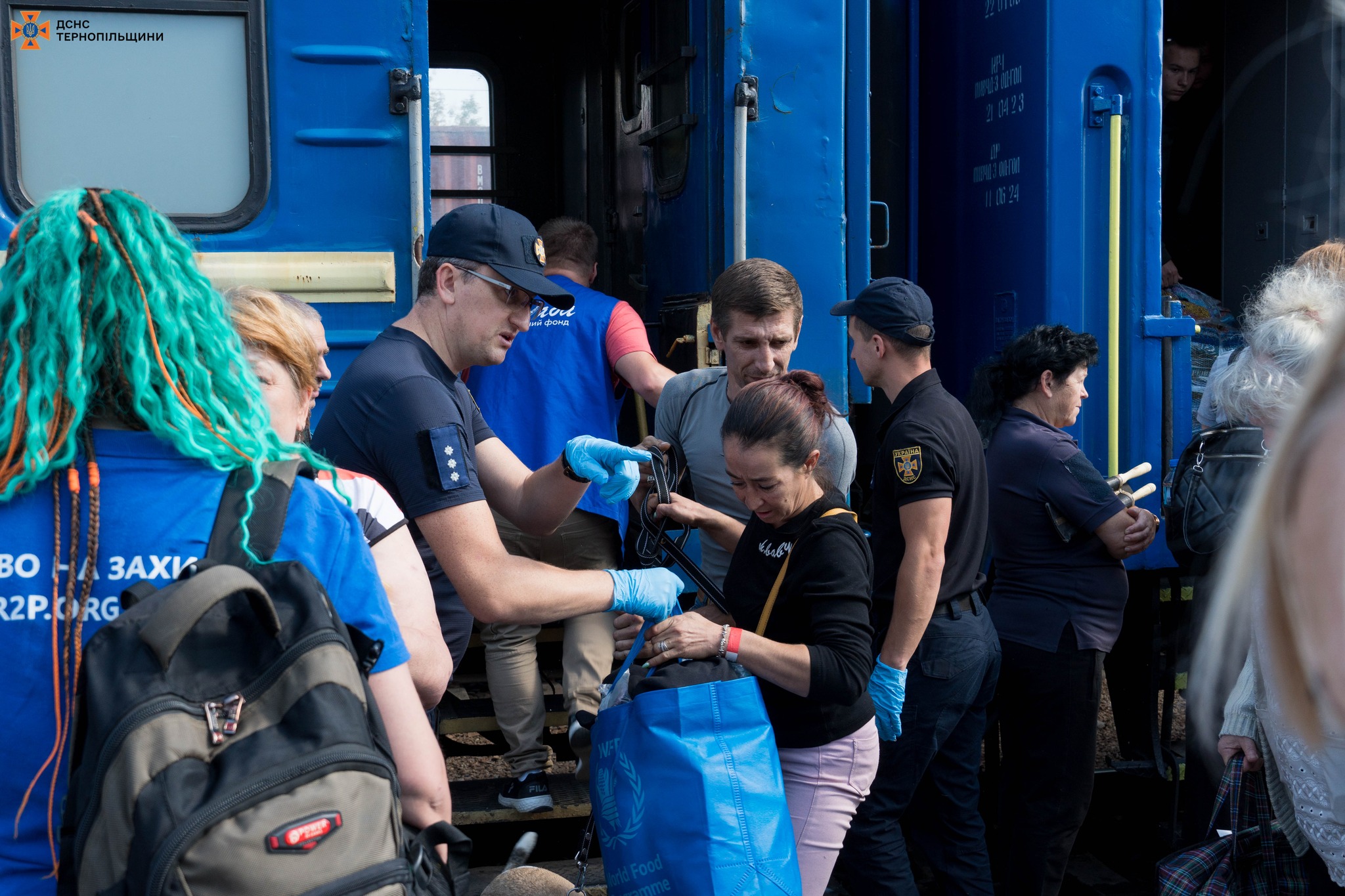 На зображенні може бути: 6 людей, потяг, натовп та текст