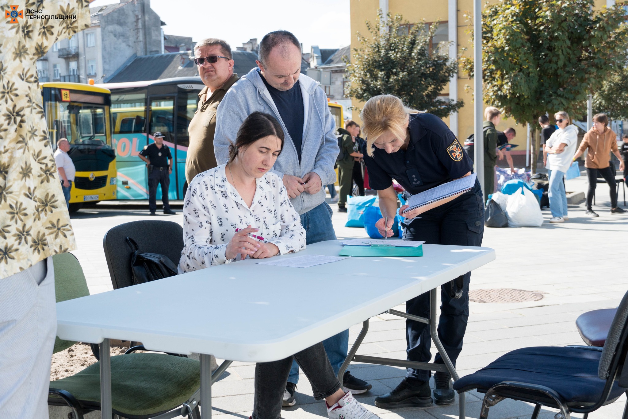 На зображенні може бути: 8 людей, шахи, натовп та текст