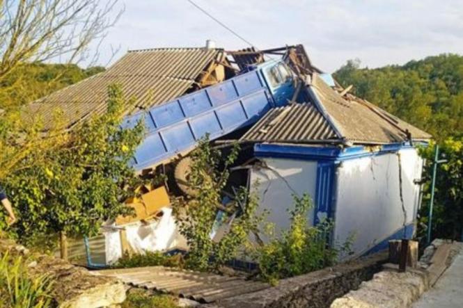 У селі Кукули вантажівка «залетіла» на хату та зруйнувала її. Поліція криміналу не бачить