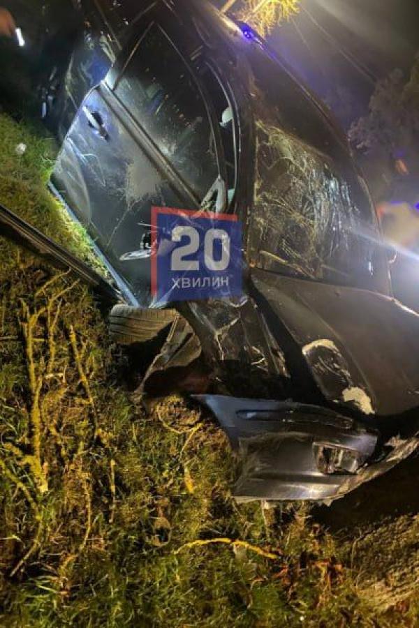 Новини Тернополя - фото з На Дамбі аварія: авто влетіло в дерево, є троє потерпілих