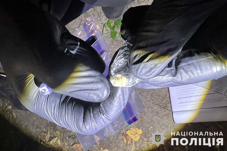 Новини Тернополя - фото з У 25-річного тернополянина знайшли два згортки з речовиною схожою на наркотики у тернополі поліцейські виявили місцевого жителя з наркотиками
