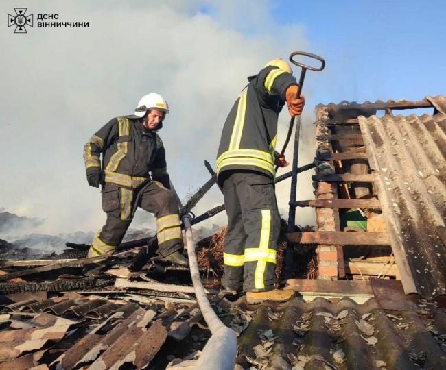 Новини Вінниці - фото з Пожежі на Вінниччині: вогонь знищив покрівлі, майно та три гектари землі