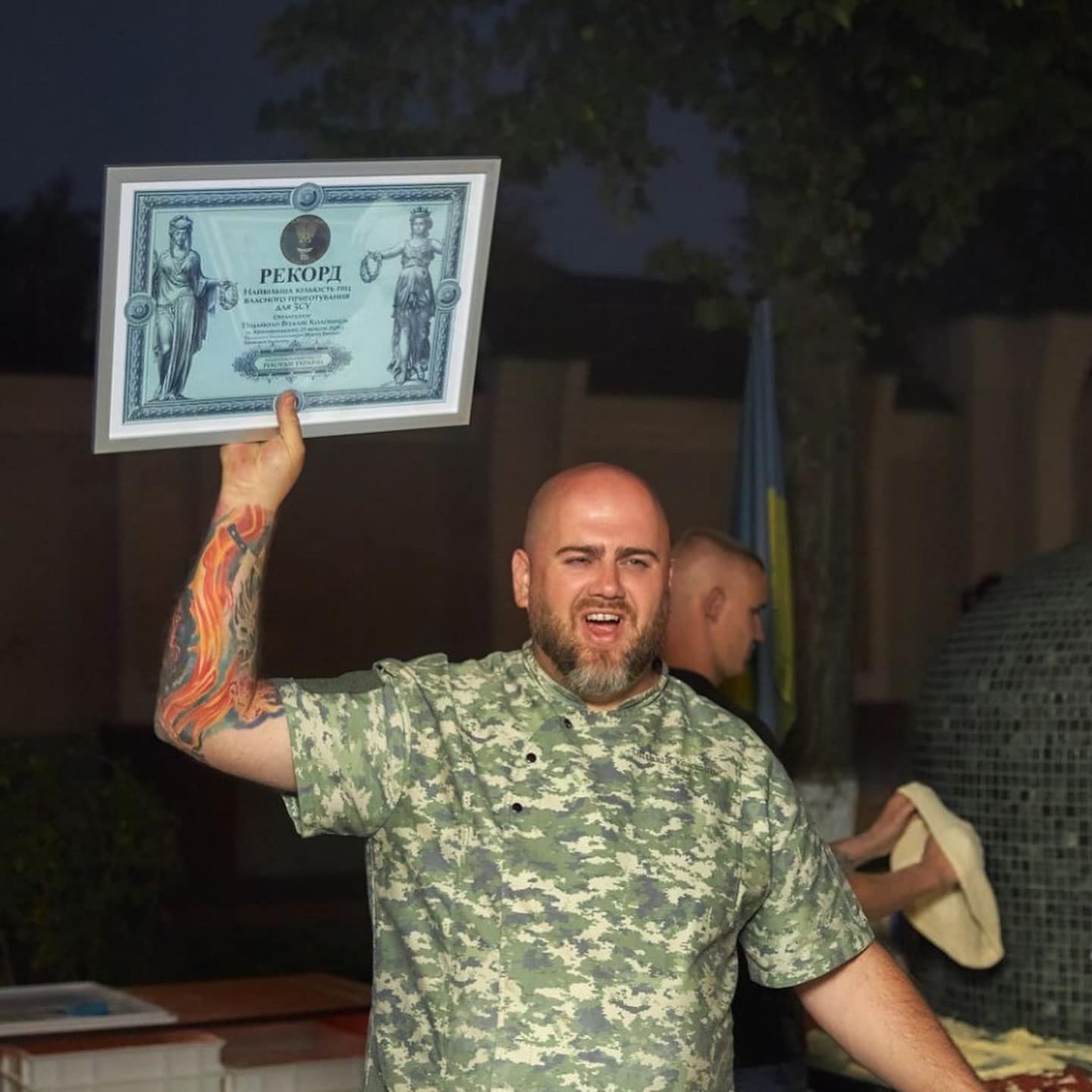 На зображенні може бути: 1 особа, піца та текст