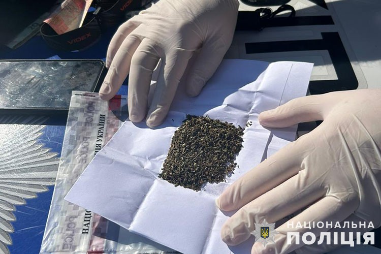 Новини Тернополя - фото з На Миру водія зупинили за порушення ПДР, а потім виявили у нього наркотики поліцейські тернопільщини виявили два факти незаконного зберігання наркотиків
