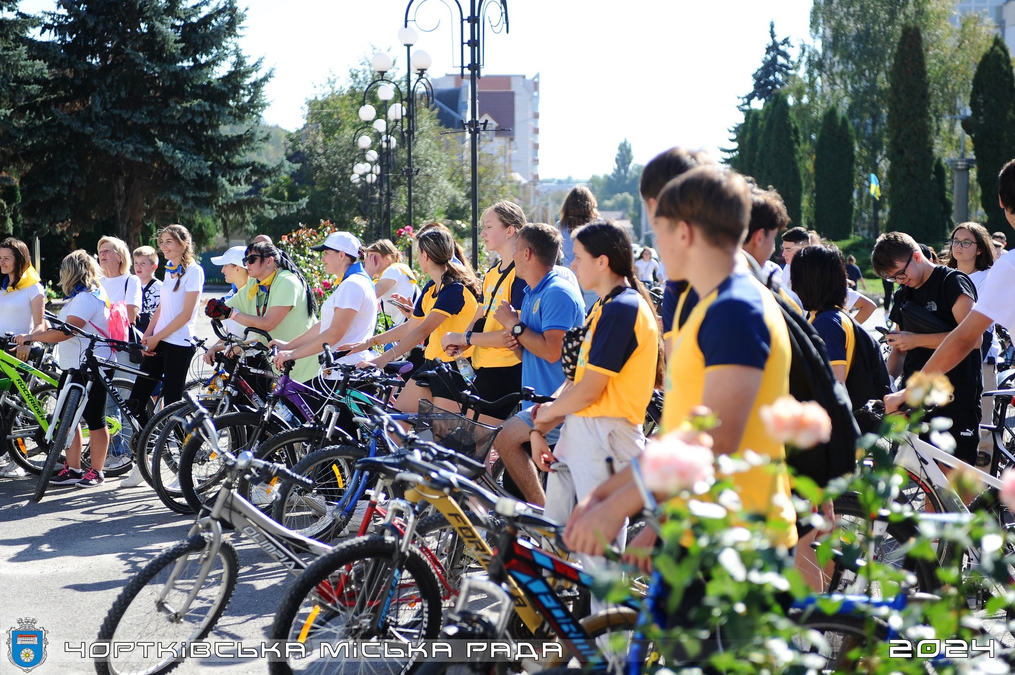Новини Тернополя - фото з Вчителі з Чорткова проїхали велосипедній марафон, щоб підтримати військових Возможно, это изображение 9 человек, велосипед, толпа и текст