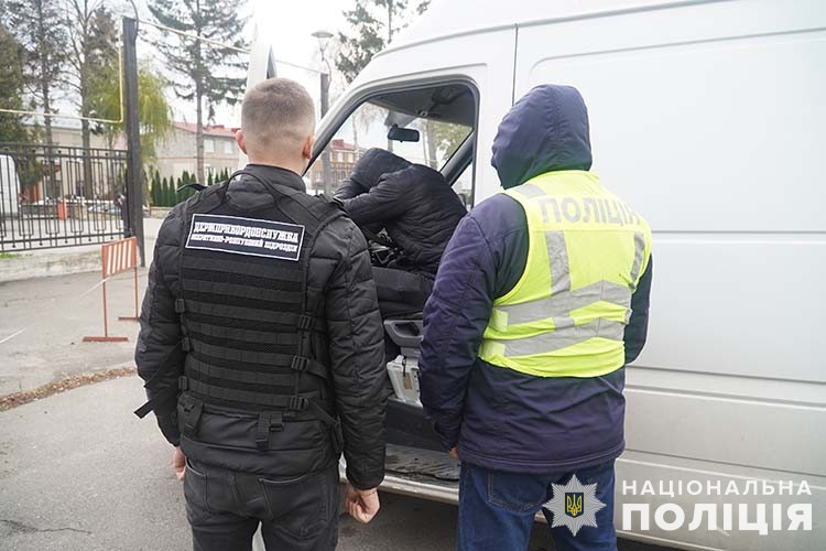 під виглядом водіїв переправив за кордон 13 військовозобов'язаних: на тернопільщині судитимуть підприємця-перевізника