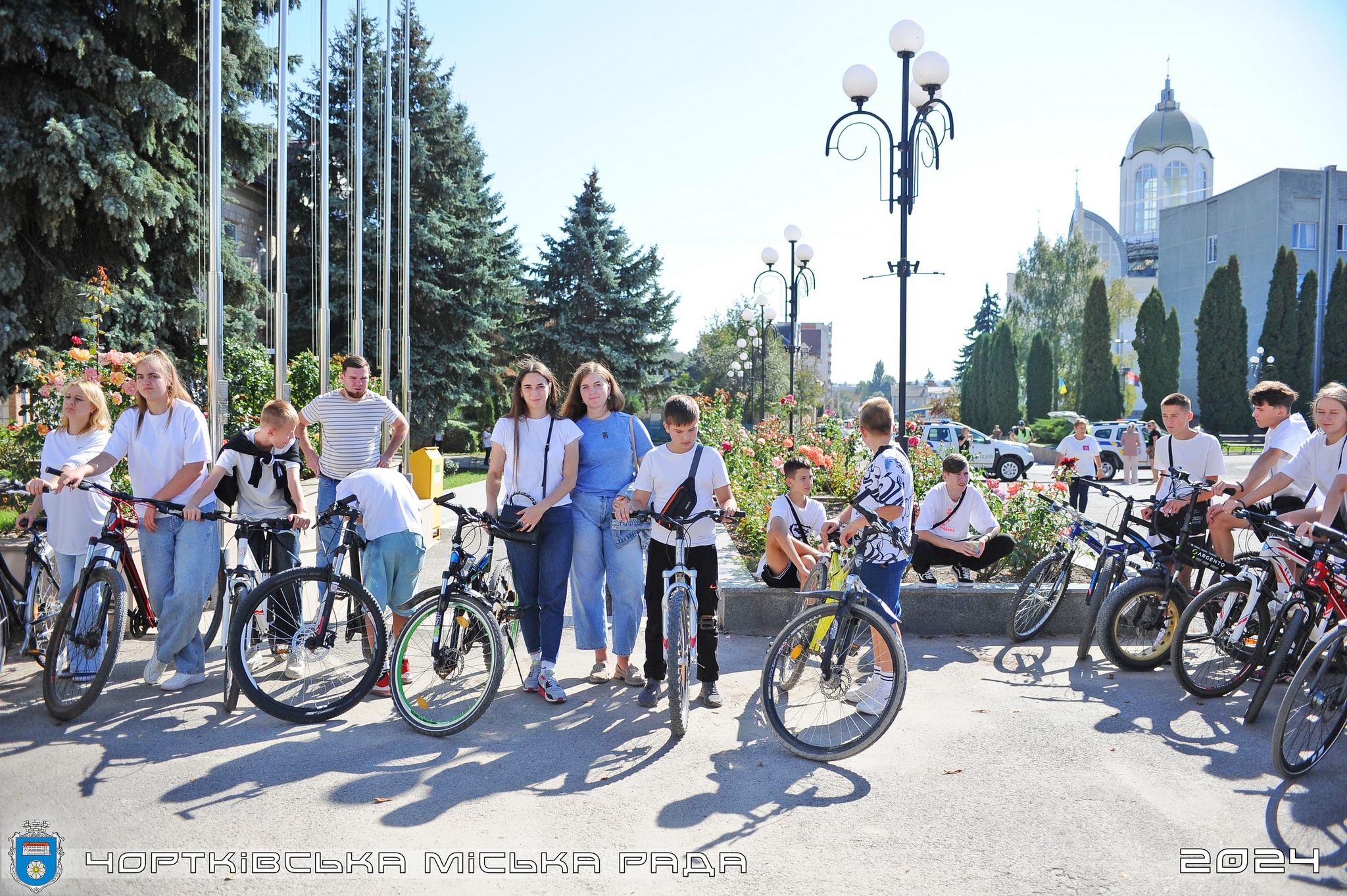 Новини Тернополя - фото з Вчителі з Чорткова проїхали велосипедній марафон, щоб підтримати військових Возможно, это изображение 13 человек, велосипед и текст
