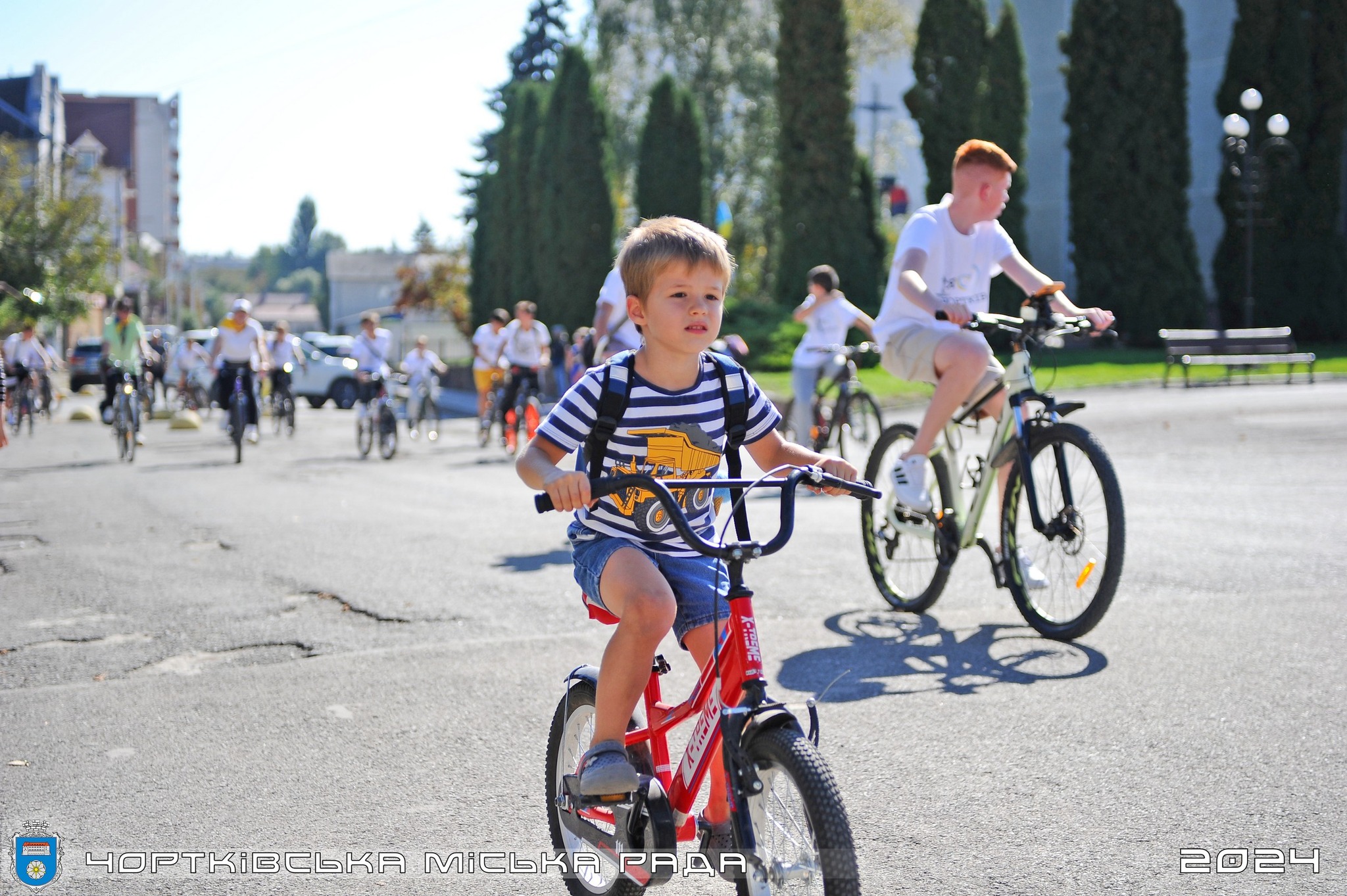 Новини Тернополя - фото з Вчителі з Чорткова проїхали велосипедній марафон, щоб підтримати військових Возможно, это изображение 4 человека, ребенок, скутер, велосипед и текст