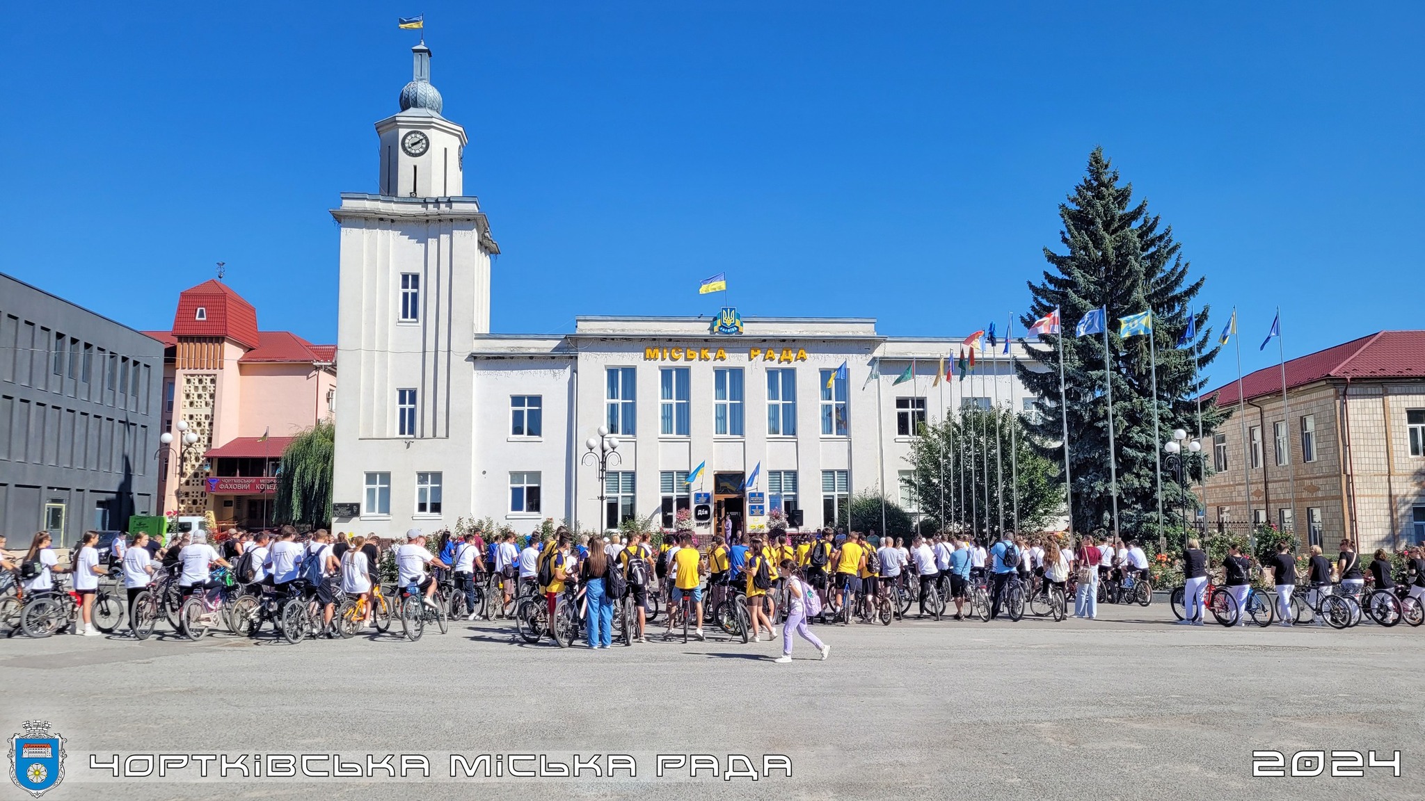 Новини Тернополя - фото з Вчителі з Чорткова проїхали велосипедній марафон, щоб підтримати військових Возможно, это изображение Бранденбургские ворота и текст