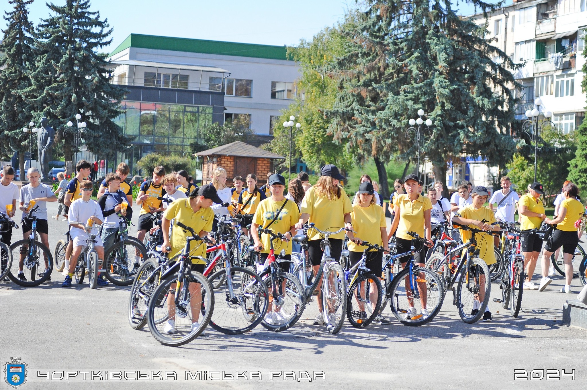 Новини Тернополя - фото з Вчителі з Чорткова проїхали велосипедній марафон, щоб підтримати військових Возможно, это изображение 4 человека, велосипед, толпа и текст