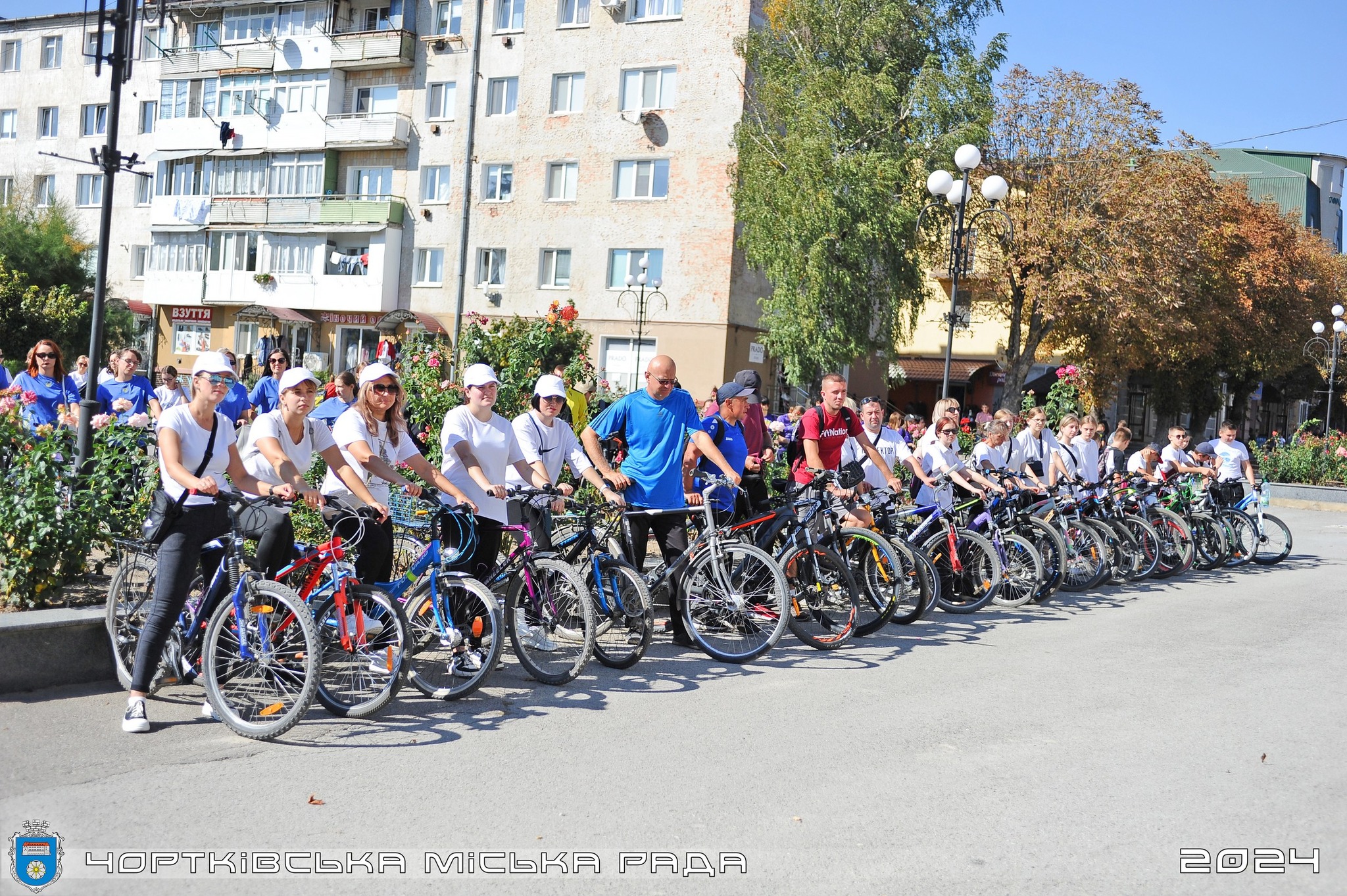Новини Тернополя - фото з Вчителі з Чорткова проїхали велосипедній марафон, щоб підтримати військових Возможно, это изображение 5 человек, велосипед, толпа и текст