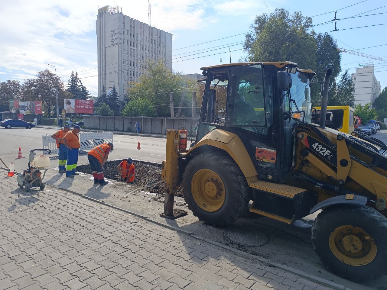 Новини Тернополя - фото з На Торговиці працівники водоканалу перекрили частину дороги: що мають роботи?