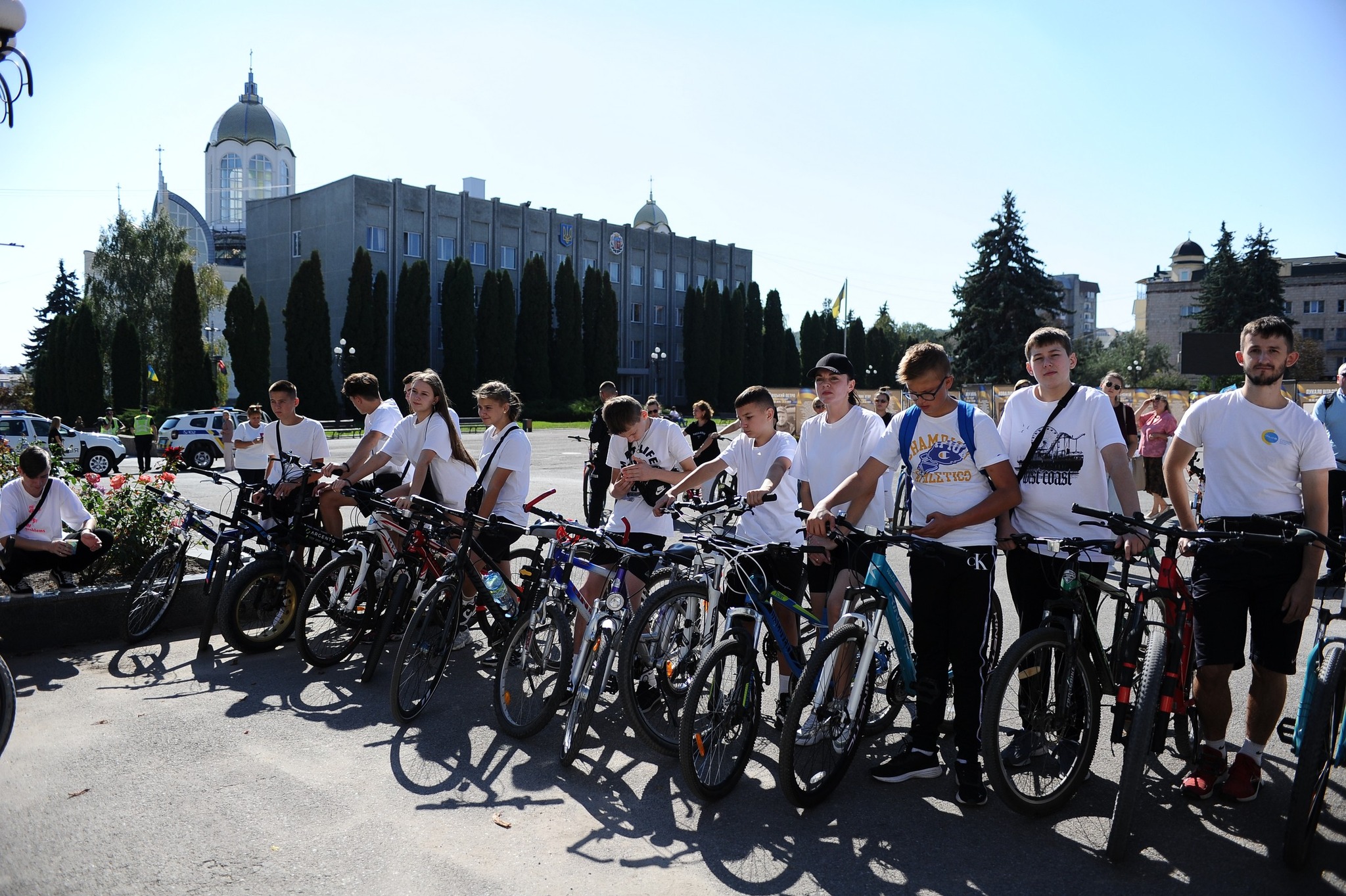 Новини Тернополя - фото з Вчителі з Чорткова проїхали велосипедній марафон, щоб підтримати військових Возможно, это изображение 10 человек, велосипед и текст