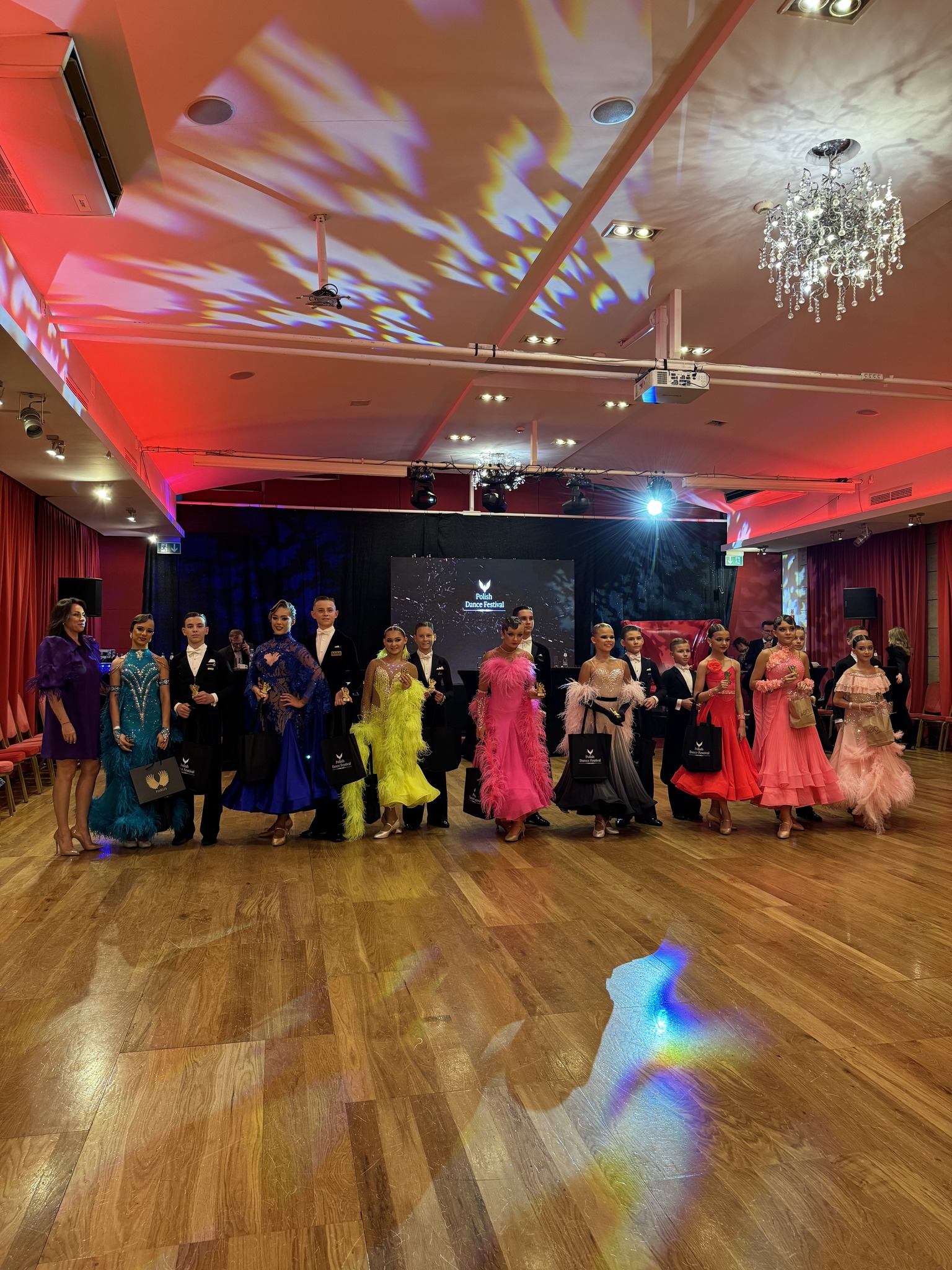 На зображенні може бути: 14 людей, люди танцюють, освітлення та весілля