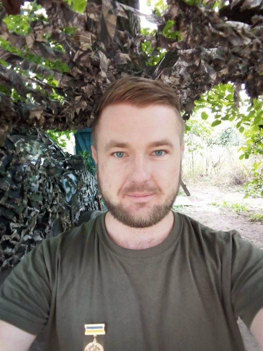 На зображенні може бути: 1 особа, борода та дерево