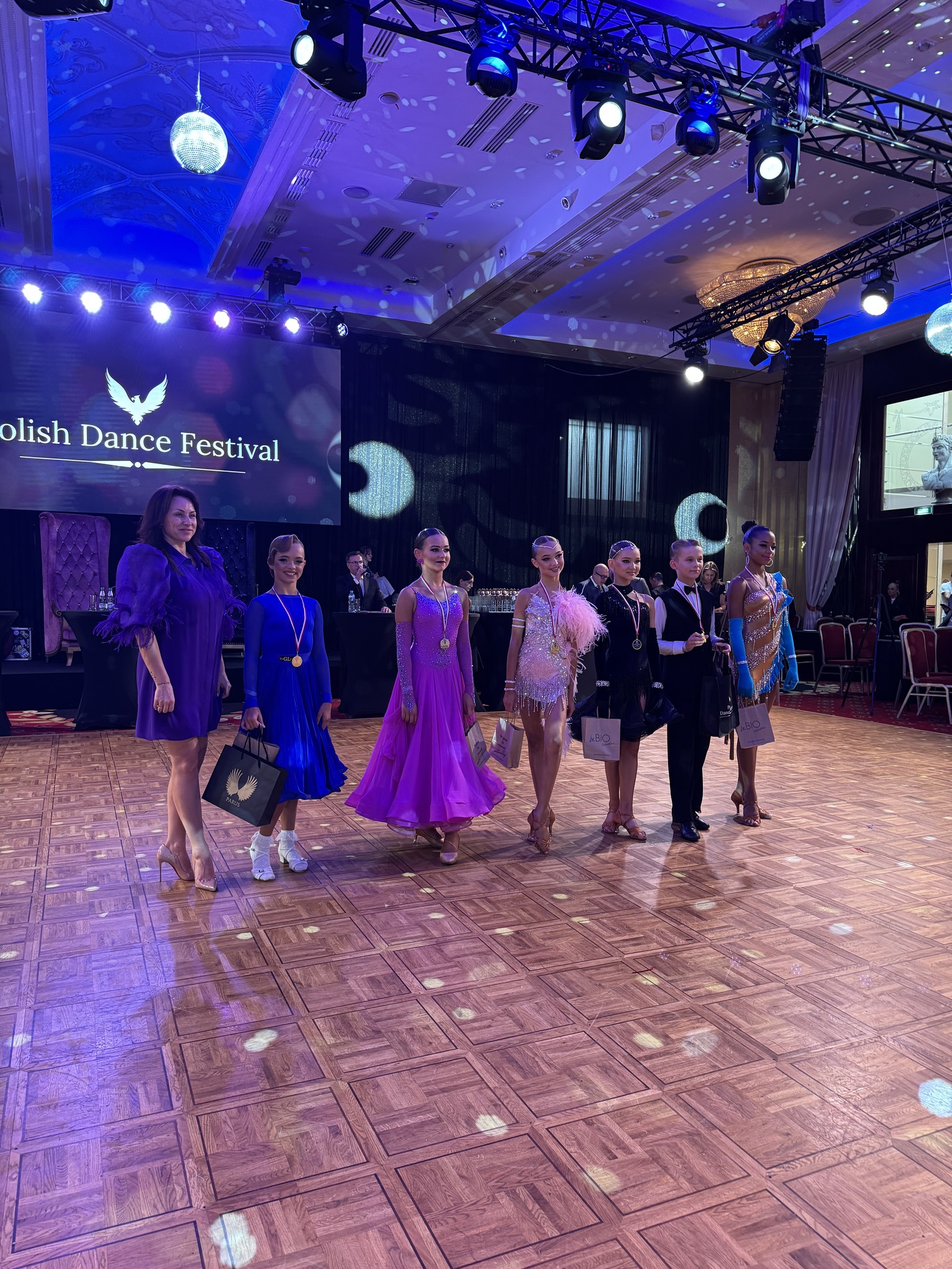 На зображенні може бути: 8 людей, люди танцюють, освітлення та текст