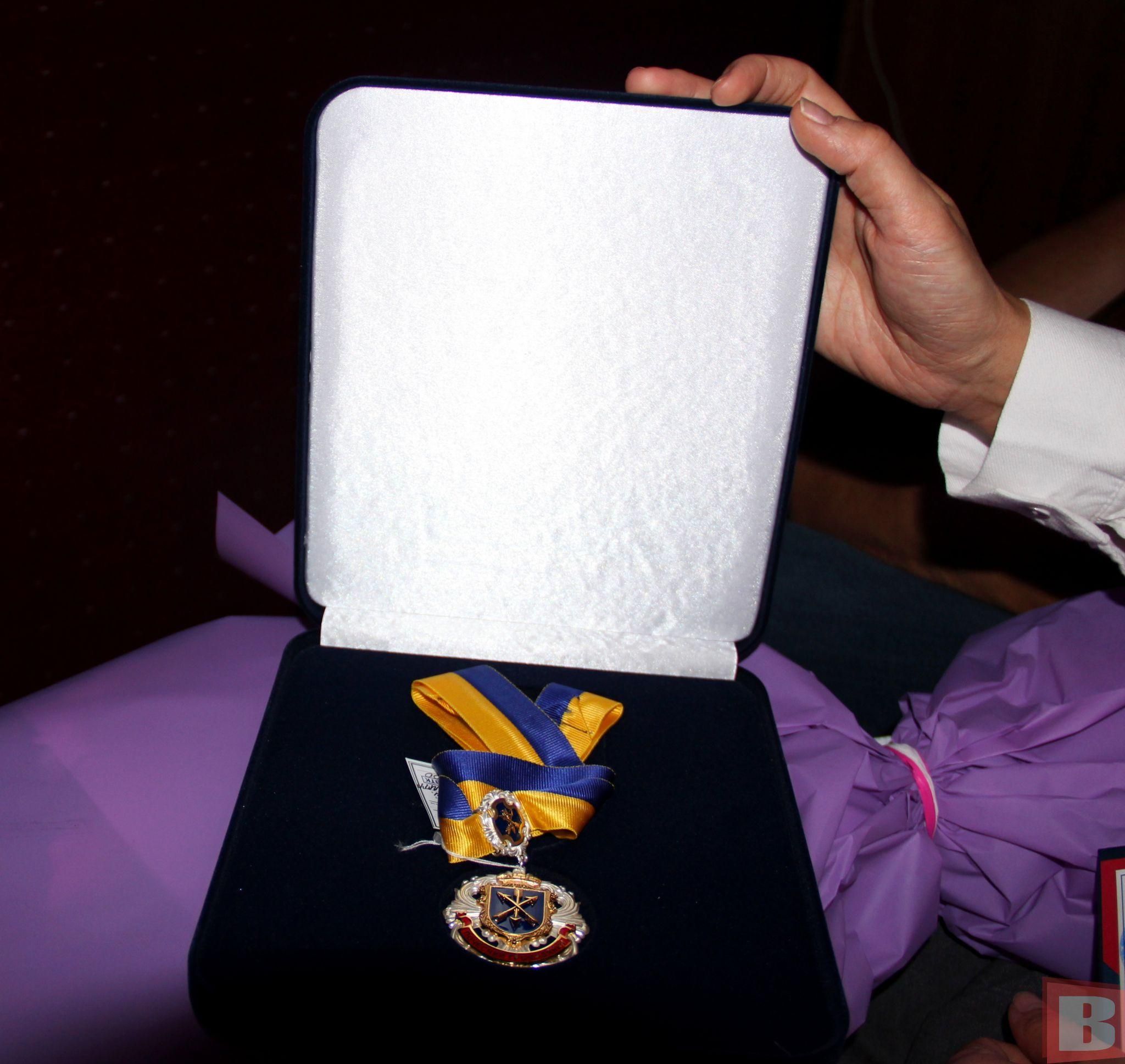 Новини Хмельницького - фото з «Почесний громадянин»: рідним загиблих воїнів вручили відзнаки (РЕПОРТАЖ)