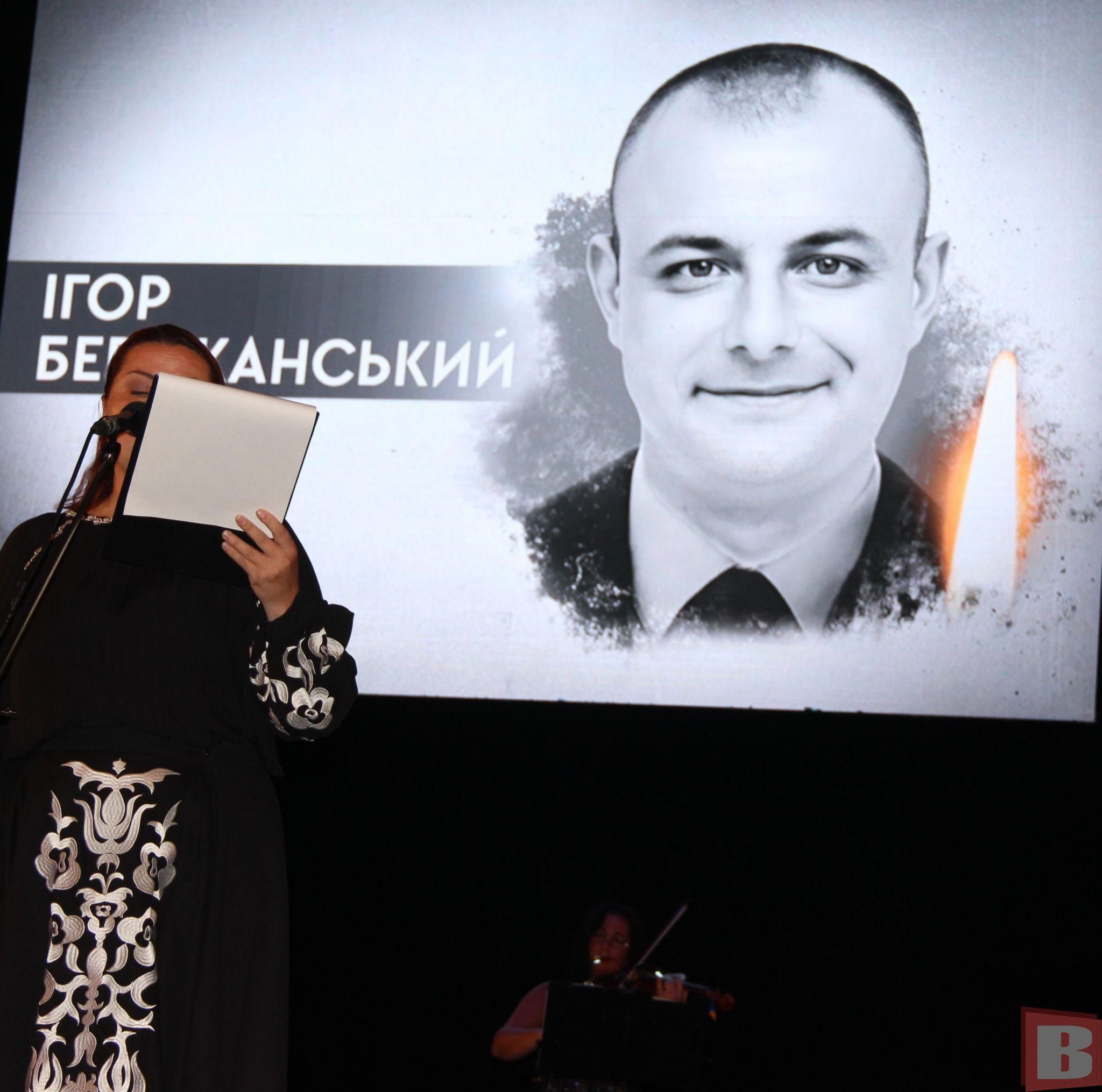 Новини Хмельницького - фото з «Почесний громадянин»: рідним загиблих воїнів вручили відзнаки (РЕПОРТАЖ)