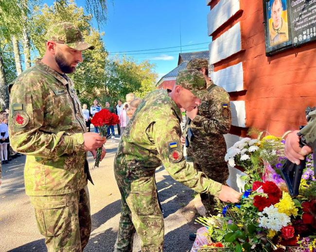 Новини Вінниці - фото з «Його ім’я не забудуть ніколи», — відкрили меморіальну дошку оборонцю Києва Олександру Реньгачу