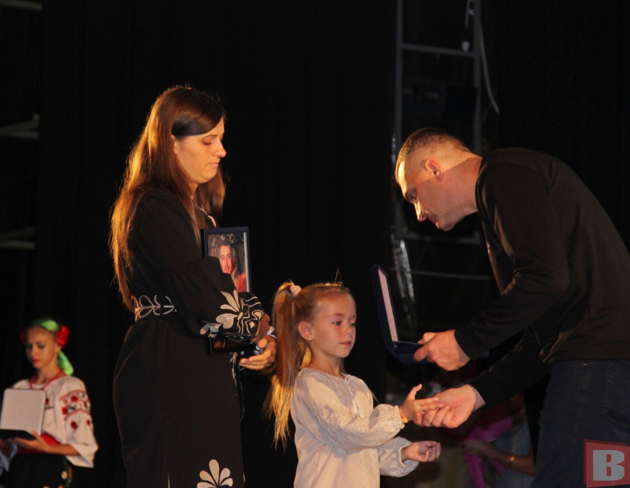 Новини Хмельницького - фото з «Почесний громадянин»: рідним загиблих воїнів вручили відзнаки (РЕПОРТАЖ)