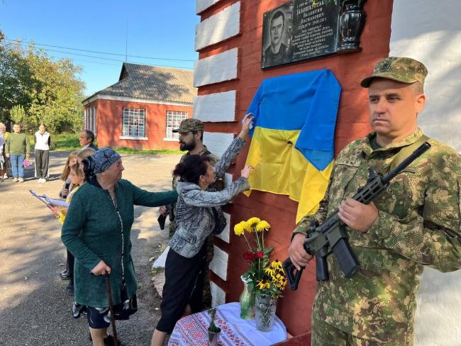 Новини Вінниці - фото з «Його ім’я не забудуть ніколи», — відкрили меморіальну дошку оборонцю Києва Олександру Реньгачу