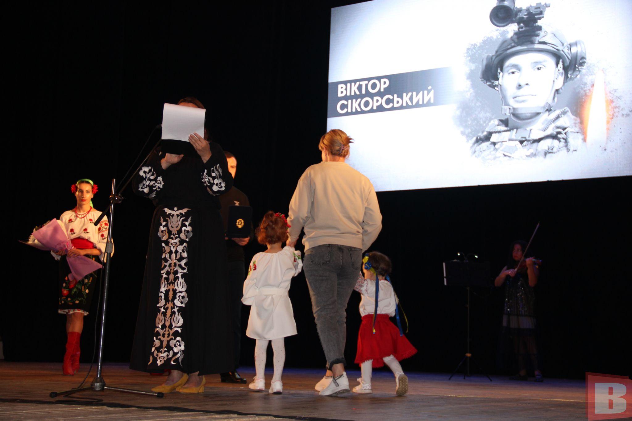 Новини Хмельницького - фото з «Почесний громадянин»: рідним загиблих воїнів вручили відзнаки (РЕПОРТАЖ)