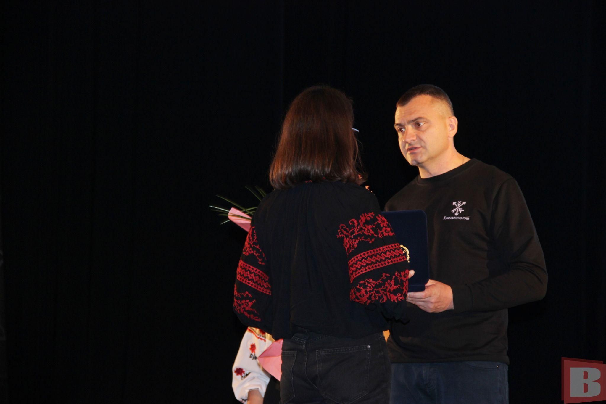 Новини Хмельницького - фото з «Почесний громадянин»: рідним загиблих воїнів вручили відзнаки (РЕПОРТАЖ)