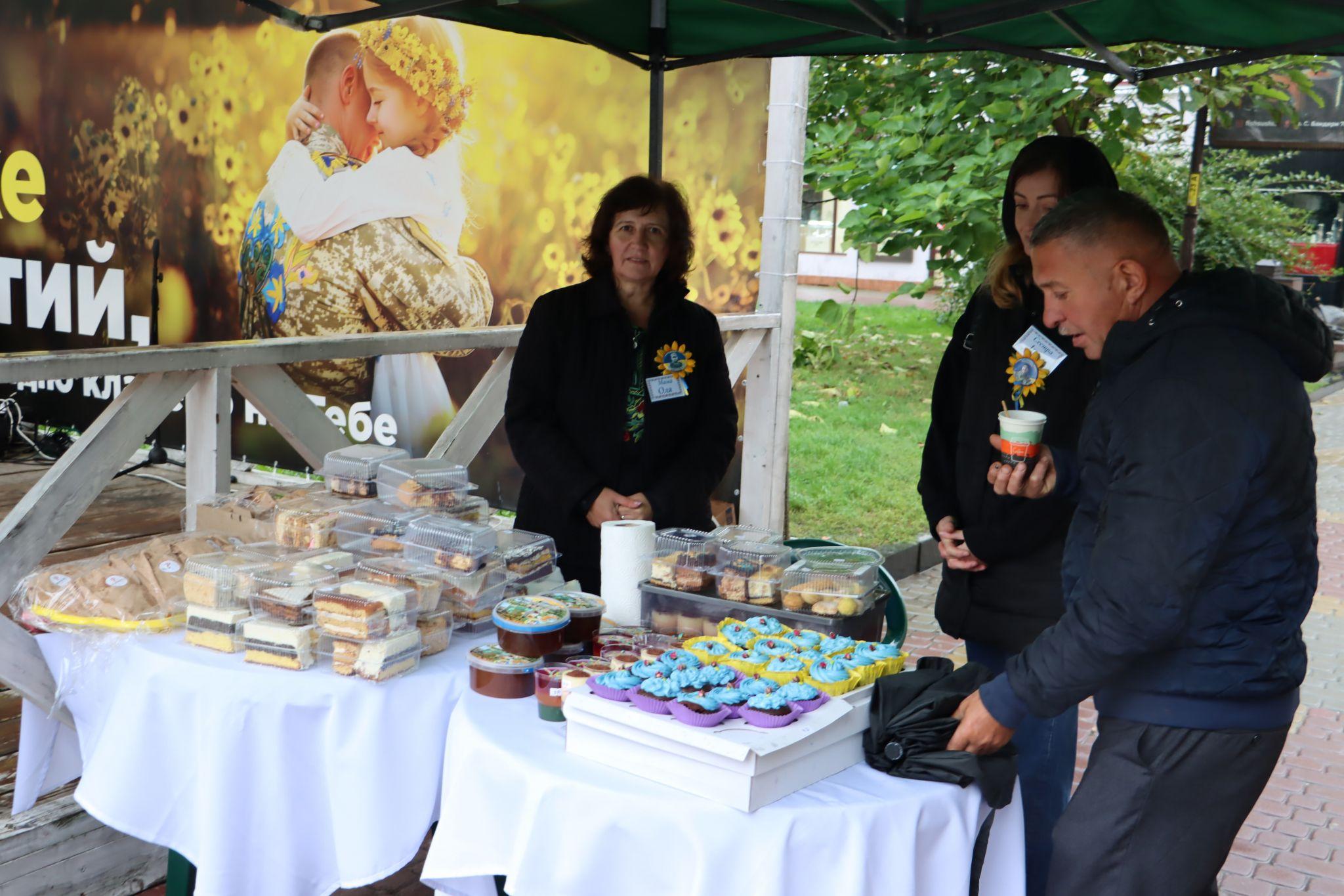 Новини Тернополя - фото з Матері полеглих Героїв організували благодійний ярмарок на підтримку ЗСУ