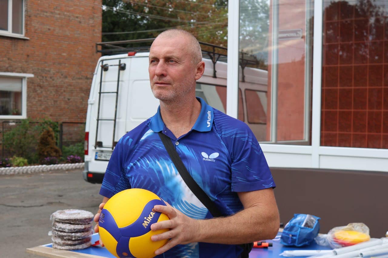 Новини Козятина - фото з Козятинський ліцей №1 отримав новий інвентар від свого випускника Миколи Філонова (Пресслужба БФ)