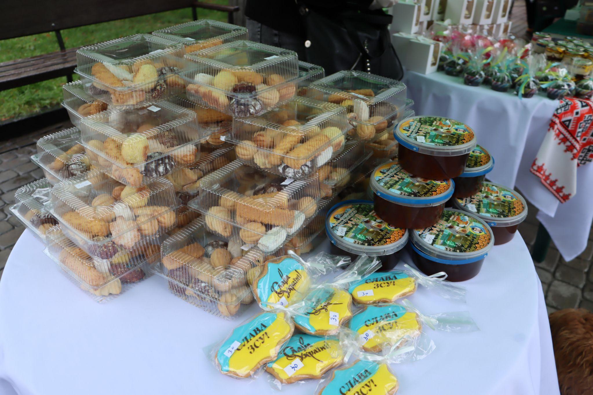 Новини Тернополя - фото з Матері полеглих Героїв організували благодійний ярмарок на підтримку ЗСУ